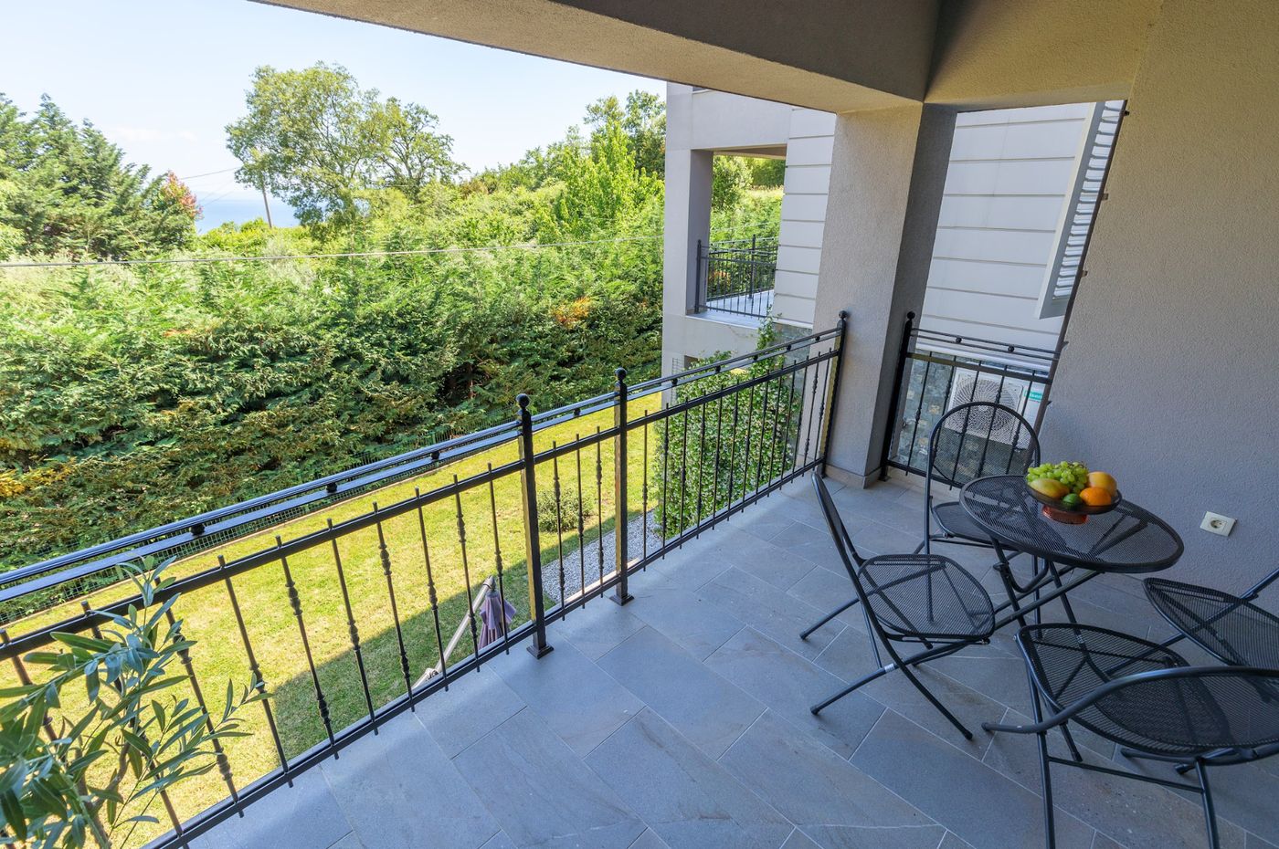 Apartment 1 covered loggia over the garden